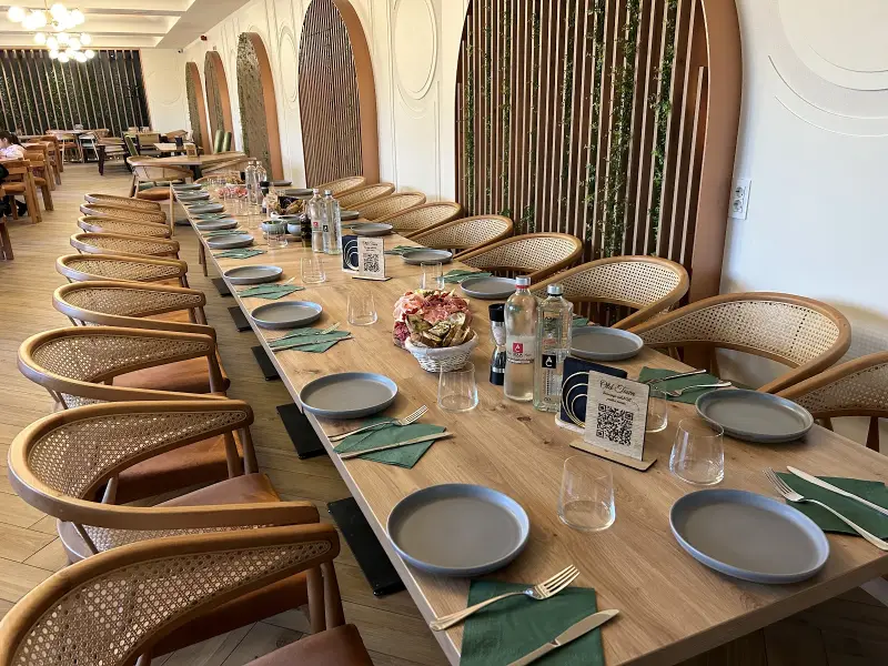 Sala interioară a restaurantului Old Town — pereți cream, lambriuri verzi, parchet de stejar